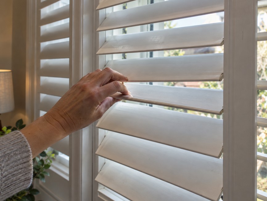 Stiff or squeaky louvres